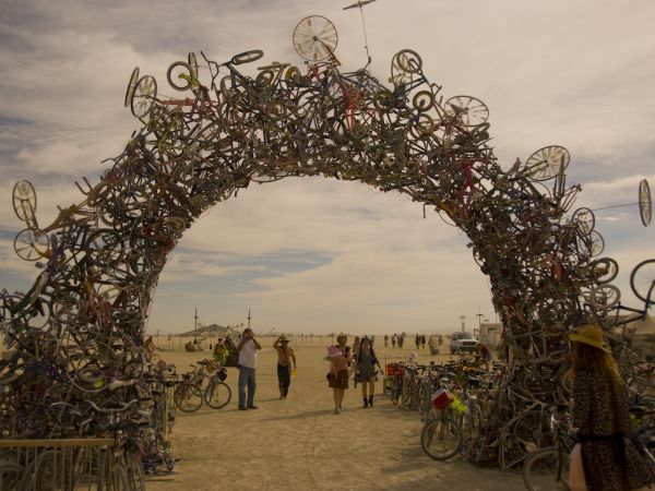 Click pentru imaginea mărită
==============
Poarta din biciclete
Poarta din biciclete