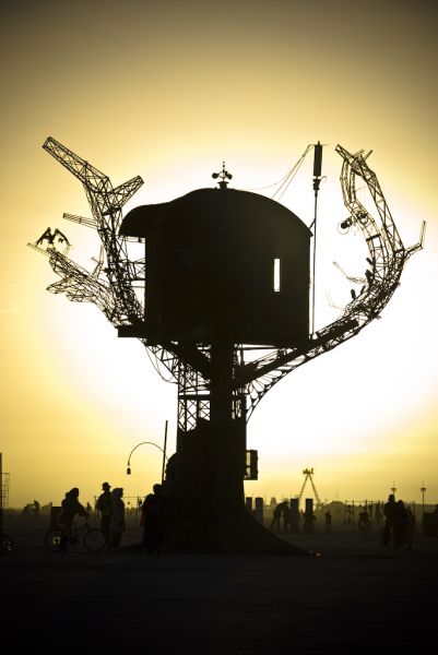 Click pentru imaginea mărită
==============
Steampunk Treehouse
Steampunk Treehouse