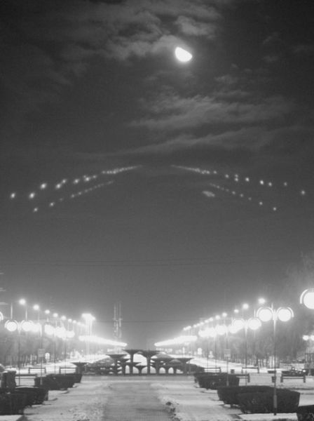 Glenn Miller's last dream
Imaginea nu a fost procesata digital, nu s-au folosit filtre sau alte trucuri. Tot ce se vede este asa cum a fost surprins de camera foto.
Cuvinte cheie: alb-negru