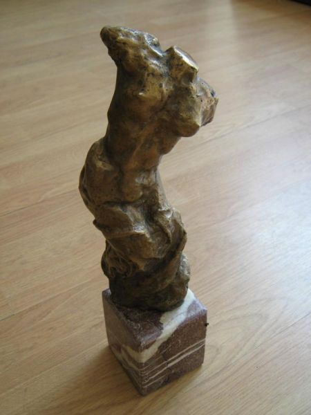 Click pentru imaginea mărită
==============
Nud,_bronz,_Tudor_Serban.jpg Nud,_bronz,_Tudor_Serban.jpg