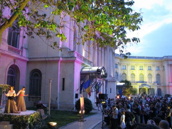 Click pentru imaginea mărită
==============
"Confidente" - in curte la Muzeul National de Arta al Romaniei
"Confidente" - in curte la Muzeul National de Arta al Romaniei