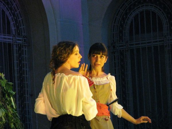Click pentru imaginea mărită
==============
"Confidente" - in curte la Muzeul National de Arta al Romaniei
"Confidente" - in curte la Muzeul National de Arta al Romaniei