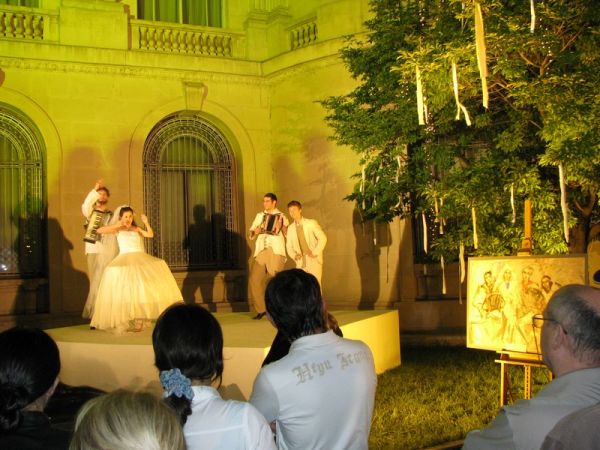 "Grup de muzicanti" - in curte la Muzeul National de Arta al Romaniei
