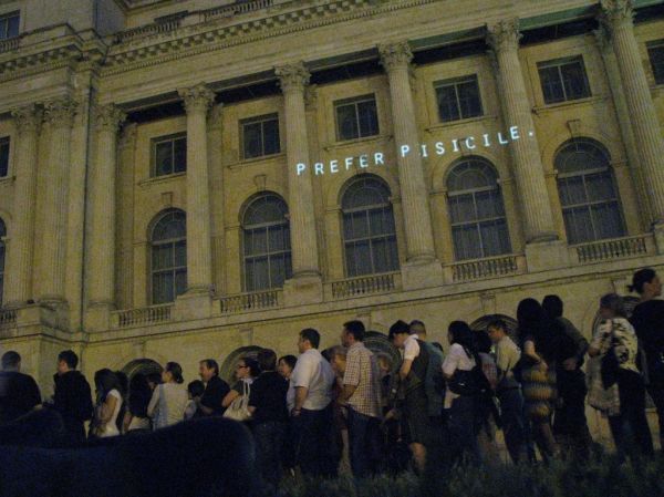Click pentru imaginea mărită
==============
Noaptea Muzeelor 2009 in Bucuresti
Proiectie la Muzeul National de Arta al Romaniei
Noaptea Muzeelor 2009 in Bucuresti
Proiectie la Muzeul National de Arta al Romaniei