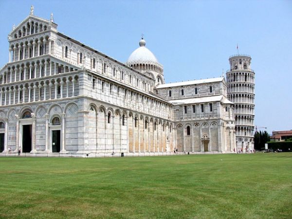 Domul din Pisa, Italia
arhitectura in stil romanic italian (Domul, baptisteriul si clopotnita)
Cuvinte cheie: arhitectura biserica stil romanic Italia