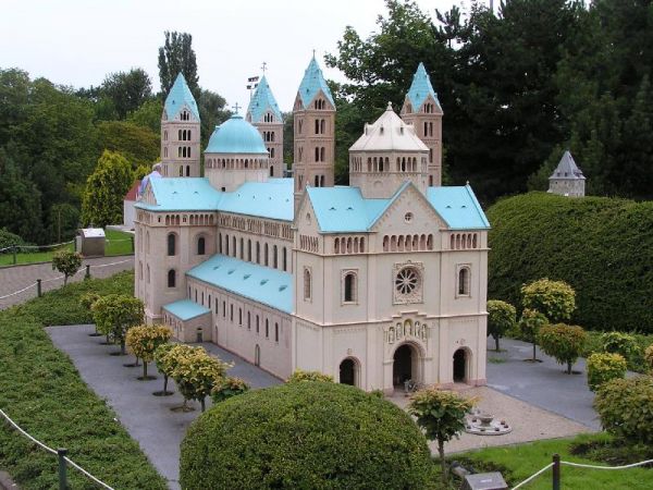 Catedrala din Spira, Germania
biserica in stil romanic german
Cuvinte cheie: arhitectura catedrala stil romanic Germania
