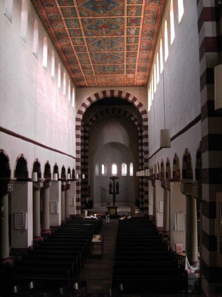 Click pentru imaginea mărită
==============
Biserica din Hildesheim
1001-1031, biserica din piatra cu plafon de lemn, specifica arhitecturii preromanice
Biserica din Hildesheim
1001-1031, biserica din piatra cu plafon de lemn, specifica arhitecturii preromanice