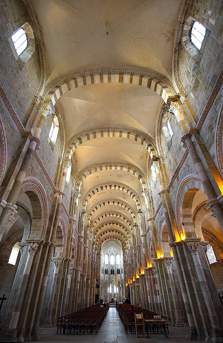 Bolta in muchii, biserica Sainte-Madeleine din Vezelay, Burgundia, infiintata de ordinul cistercienilor
Cuvinte cheie: bolta muchii stil_romanic