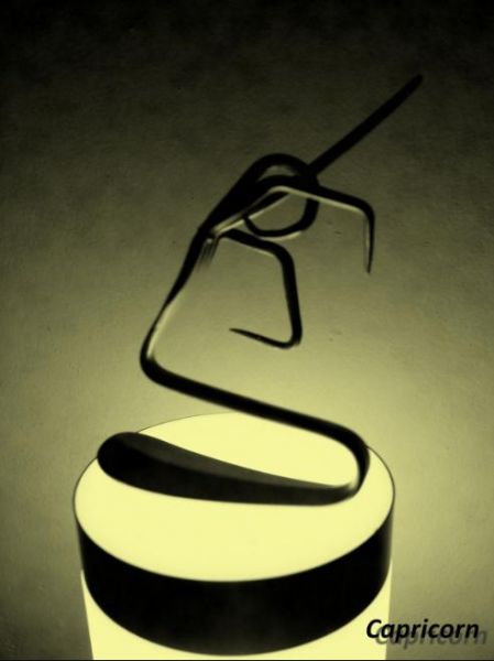 Capricorn
O persoana ingenuncheata care in loc de maini are copite de cal, iar din cap ii iese un corn
Cuvinte cheie: ambientala moderna abstracta suprematism capricorn