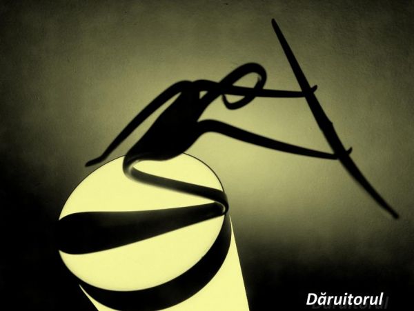 Click pentru imaginea mărită
==============
Daruitorul
O persoana in genunchi care daruieste un palos
Cuvinte cheie: ambientala moderna abstracta suprematism Daruitorul
O persoana in genunchi care daruieste un palos
Cuvinte cheie: ambientala moderna abstracta suprematism