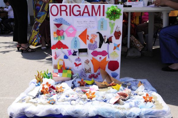 Click pentru imaginea mărită
==============
100604_Origami_012.jpg 100604_Origami_012.jpg
