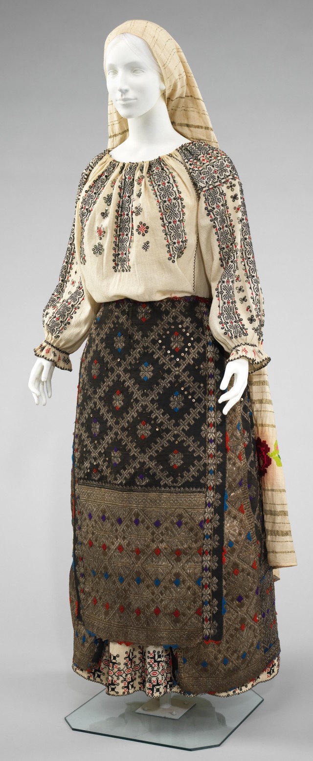 costum tradiţional românesc
